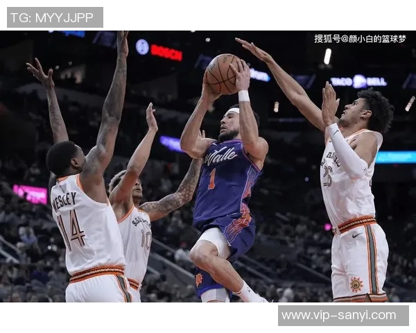 布克首节狂砍20分展现主动进攻态度防守端无所畏惧勇往直前