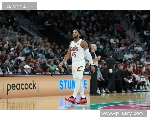 多诺万米切尔半场表现低迷9投仅3中三分球命中率不佳仅得9分4助